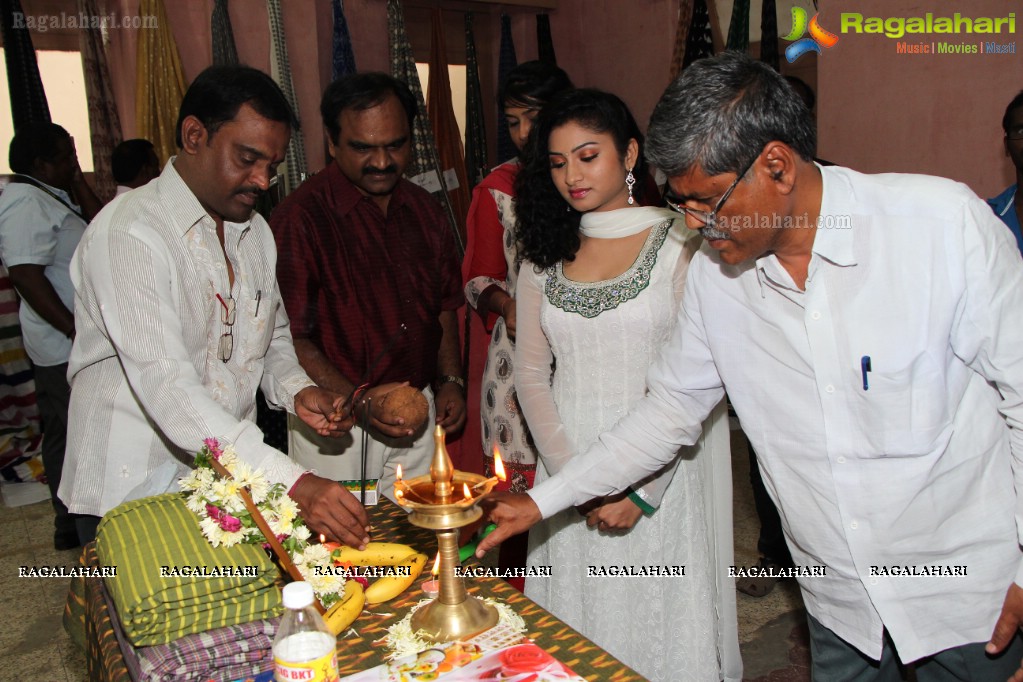 Vishnu Priya inaugurates Pochampally IKAT Art Mela at YMCA, Hyderabad