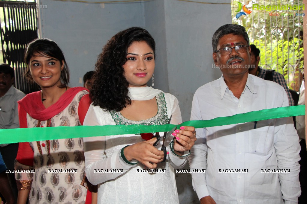 Vishnu Priya inaugurates Pochampally IKAT Art Mela at YMCA, Hyderabad