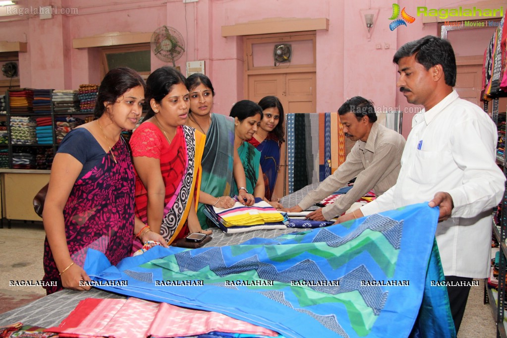 Vishnu Priya inaugurates Pochampally IKAT Art Mela at YMCA, Hyderabad