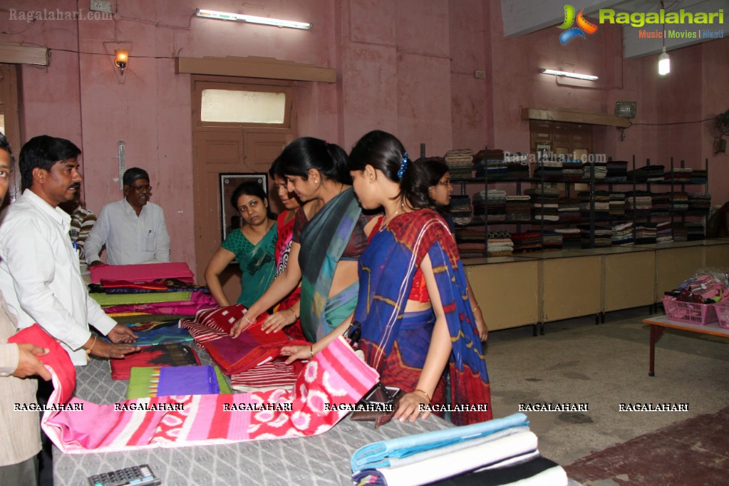 Vishnu Priya inaugurates Pochampally IKAT Art Mela at YMCA, Hyderabad