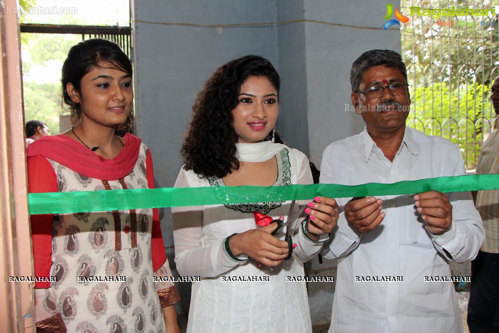 Vishnu Priya inaugurates Pochampally IKAT Art Mela at YMCA, Hyderabad