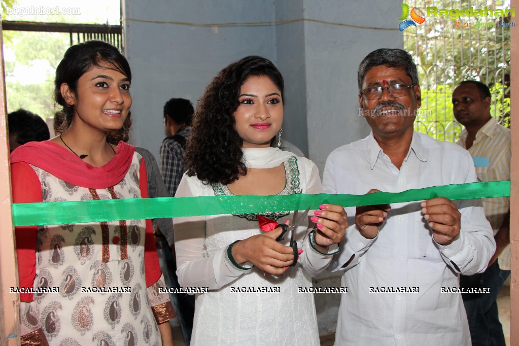 Vishnu Priya inaugurates Pochampally IKAT Art Mela at YMCA, Hyderabad