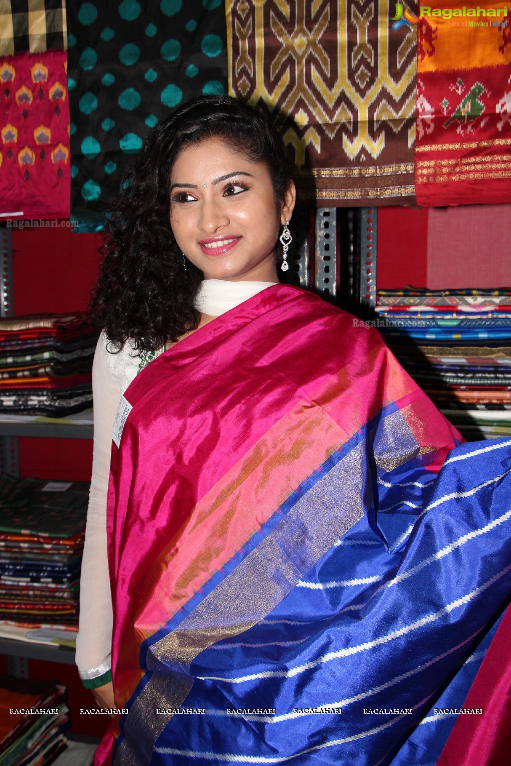 Vishnu Priya inaugurates Pochampally IKAT Art Mela at YMCA, Hyderabad