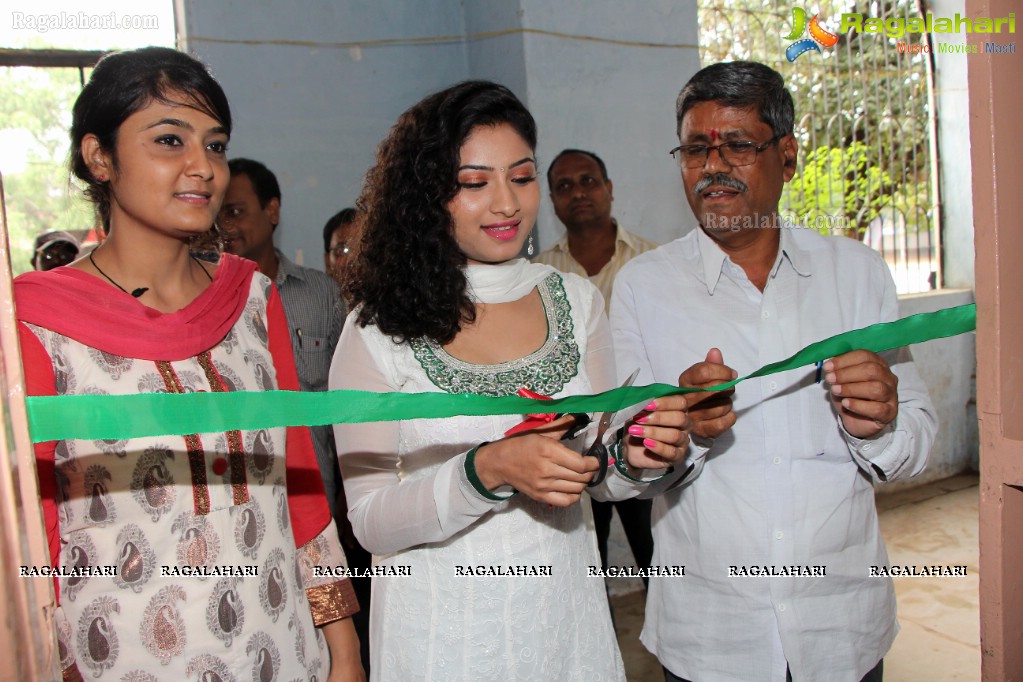 Vishnu Priya inaugurates Pochampally IKAT Art Mela at YMCA, Hyderabad