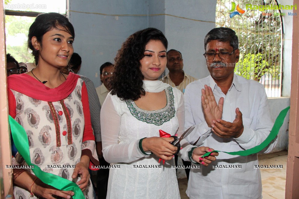 Vishnu Priya inaugurates Pochampally IKAT Art Mela at YMCA, Hyderabad