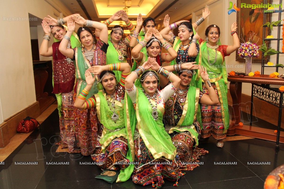 Hyderabad Kakatiya Ladies Club 'Dandiya 2013' - Choreographed by Bina Mehta