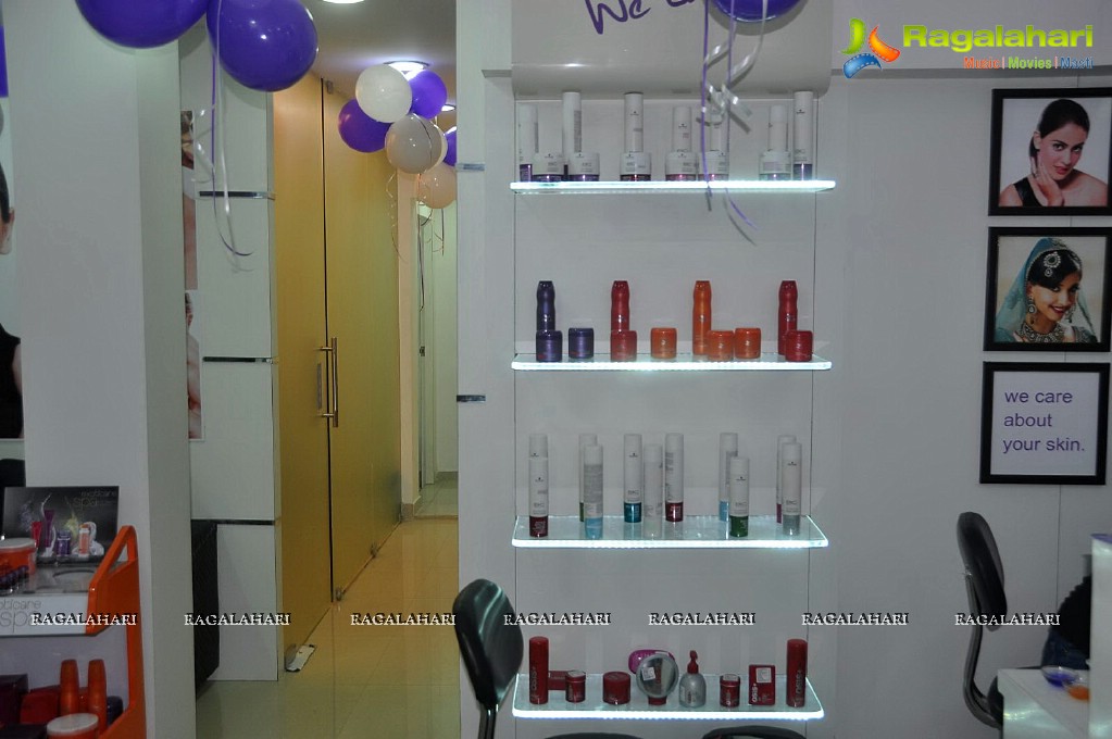 Richa Panai and Madhavi Latha inaugurates Naturals Salon at Rajahmundry