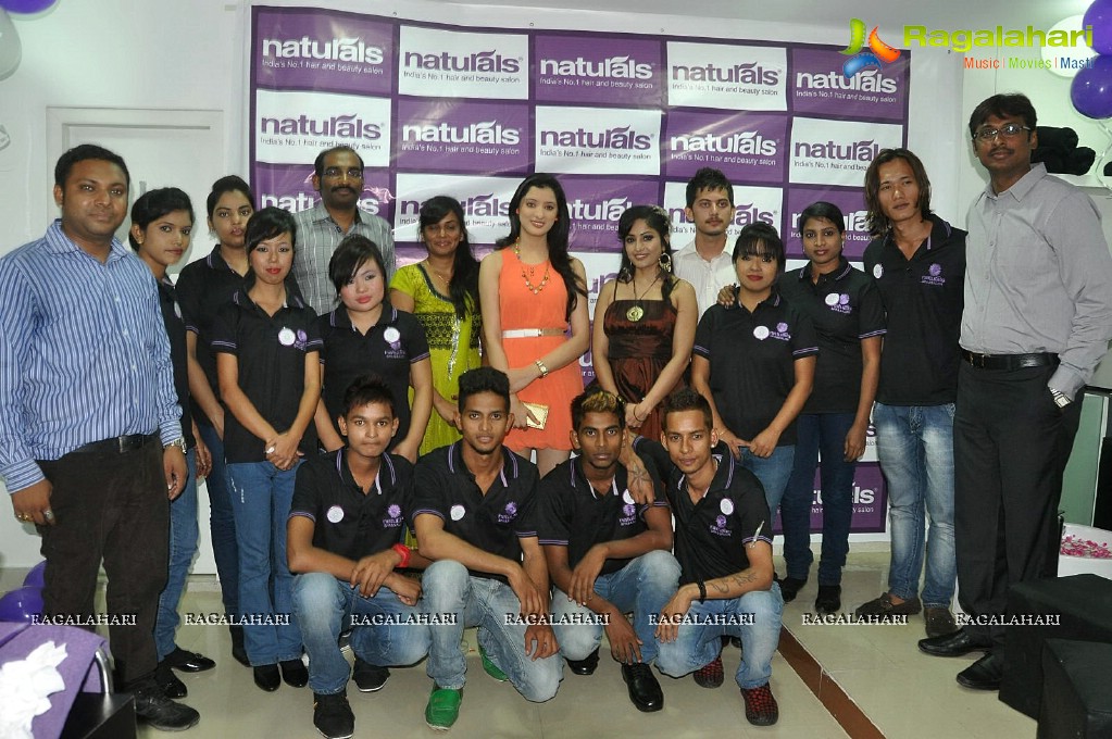 Richa Panai and Madhavi Latha inaugurates Naturals Salon at Rajahmundry