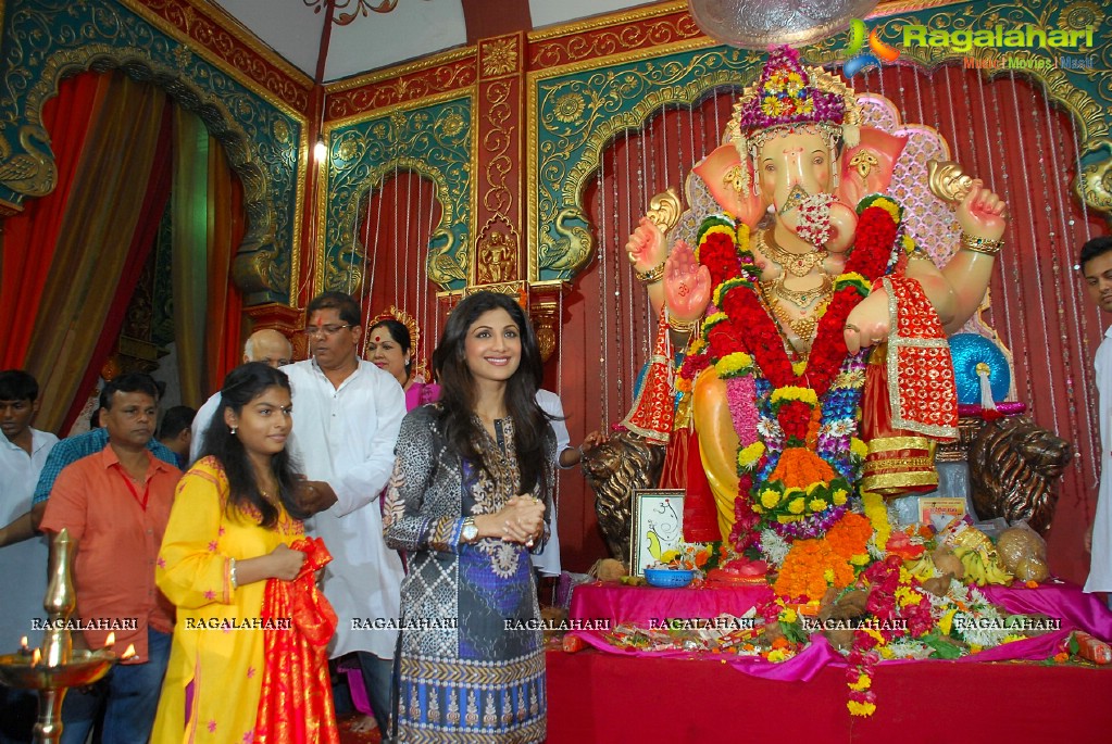 Shilpa Shetty and Daisy Shah at Andhericha Raja Ganesh Pandal