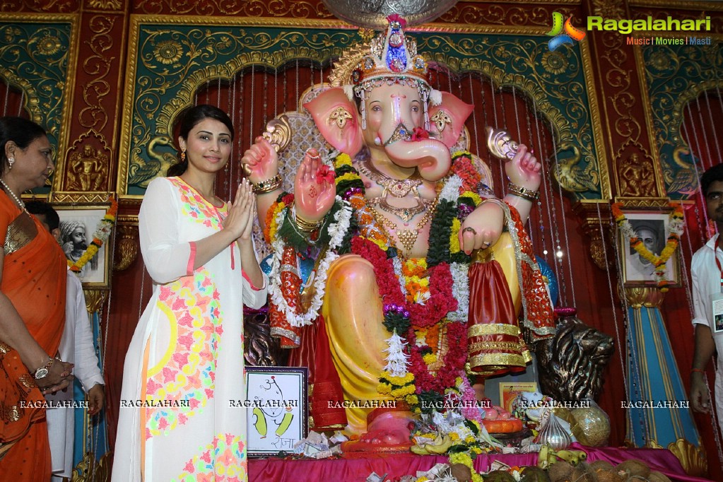 Shilpa Shetty and Daisy Shah at Andhericha Raja Ganesh Pandal