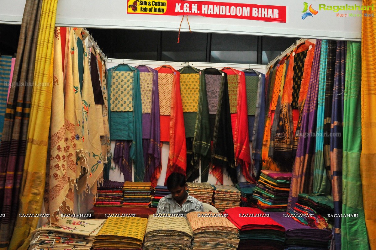 Khenisha Chandran inaugurates Silk and Cotton Fab India Expo