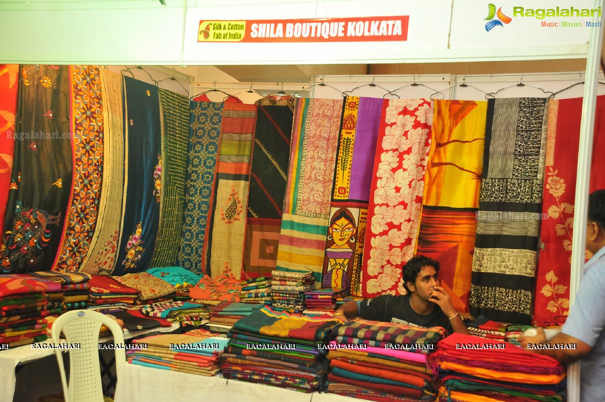 Khenisha Chandran inaugurates Silk and Cotton Fab India Expo