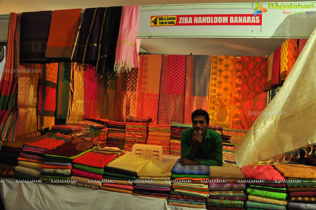 Khenisha Chandran inaugurates Silk and Cotton Fab India Expo