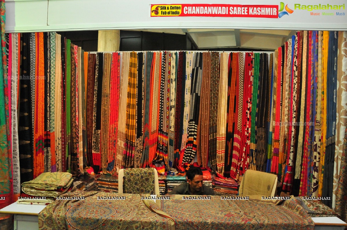 Khenisha Chandran inaugurates Silk and Cotton Fab India Expo