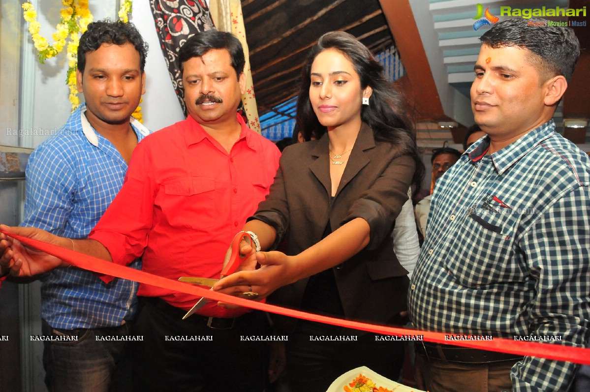 Khenisha Chandran inaugurates Silk and Cotton Fab India Expo