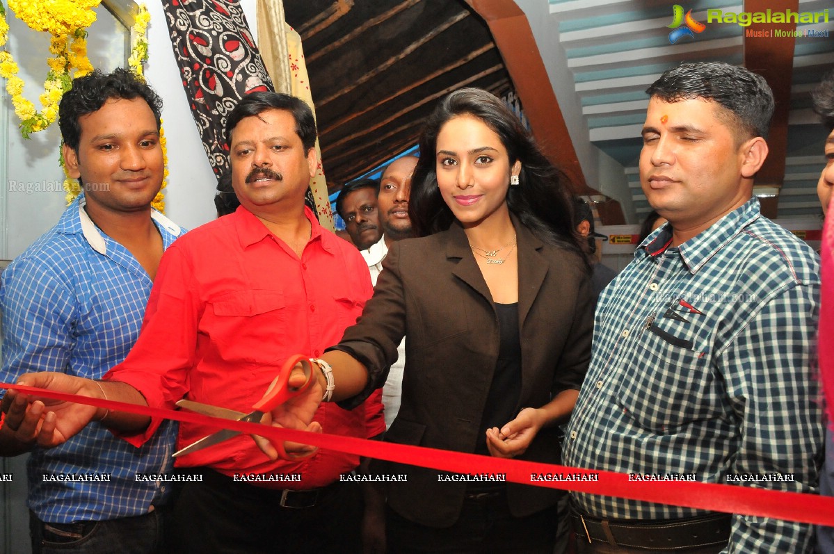 Khenisha Chandran inaugurates Silk and Cotton Fab India Expo