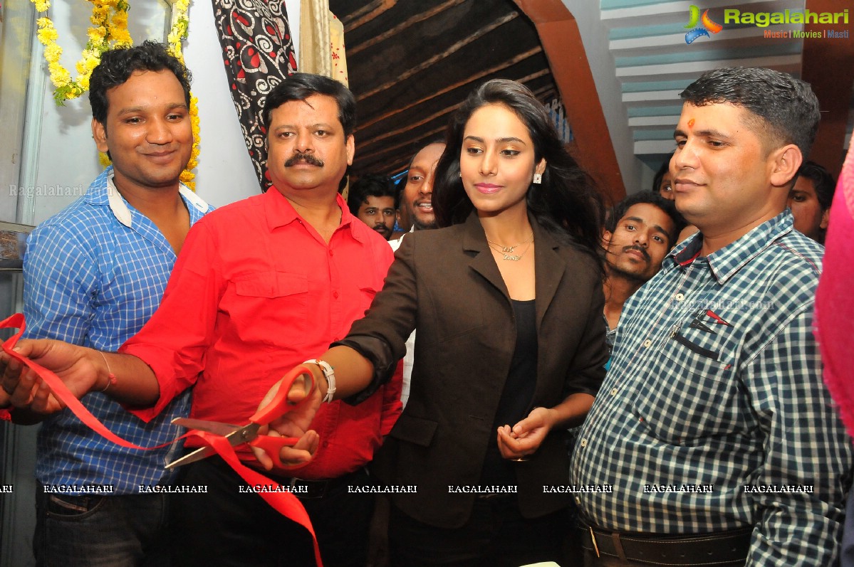 Khenisha Chandran inaugurates Silk and Cotton Fab India Expo