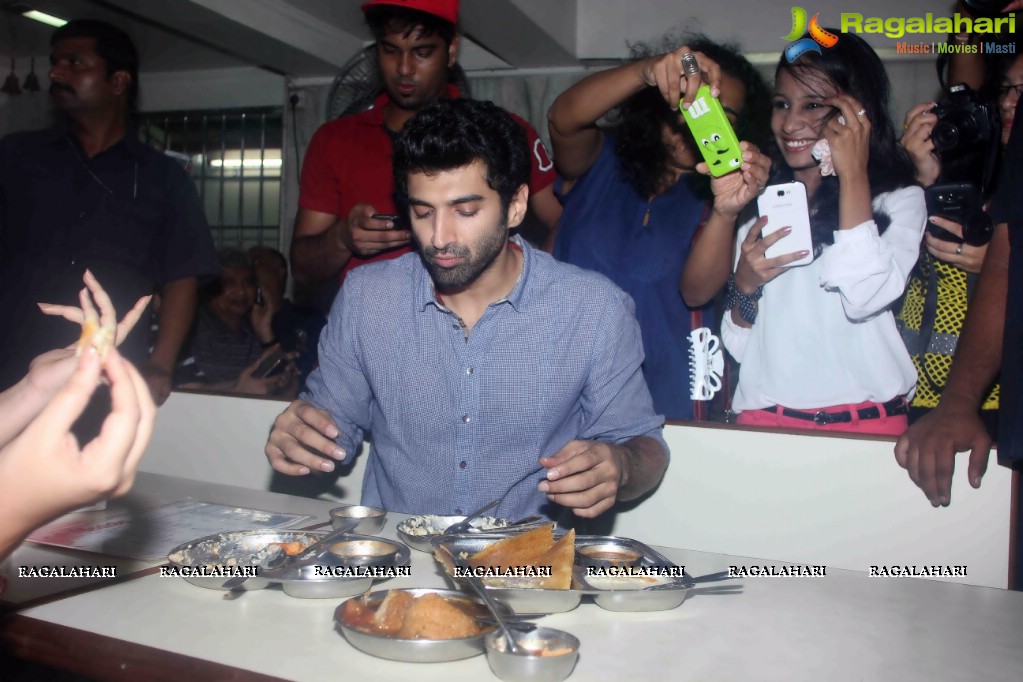 Aditya Roy Kapur and Parineeti Chopra flags off the Daawat-E-Ishq Food Yatra