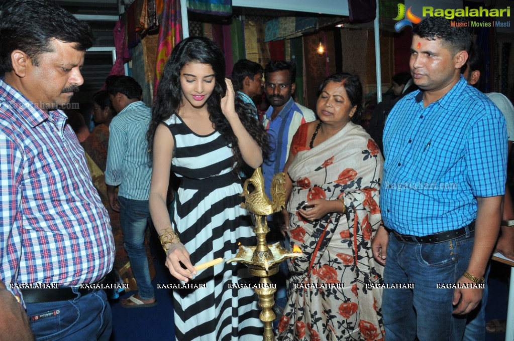Daksha Nagarkar inaugurates Dazzling Fashion Expo 2014