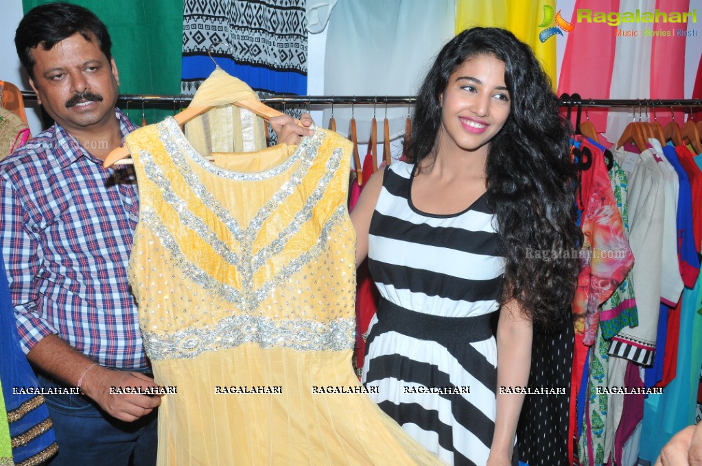 Daksha Nagarkar inaugurates Dazzling Fashion Expo 2014