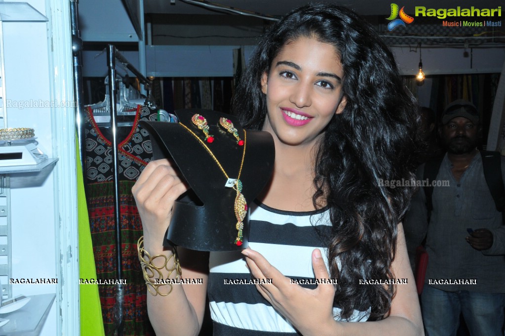 Daksha Nagarkar inaugurates Dazzling Fashion Expo 2014