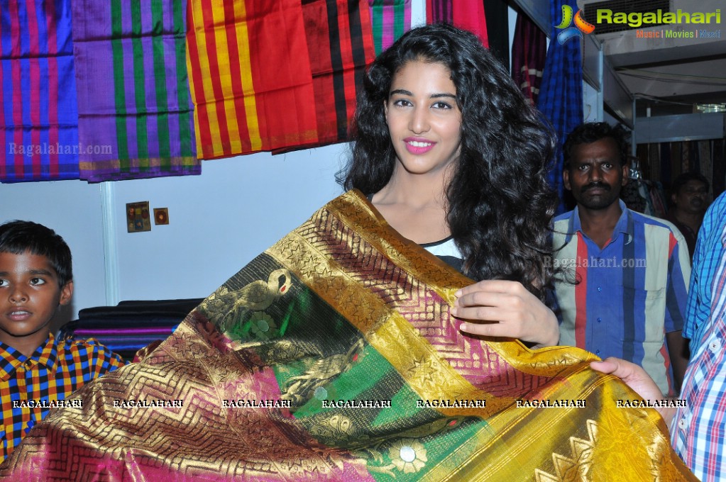 Daksha Nagarkar inaugurates Dazzling Fashion Expo 2014