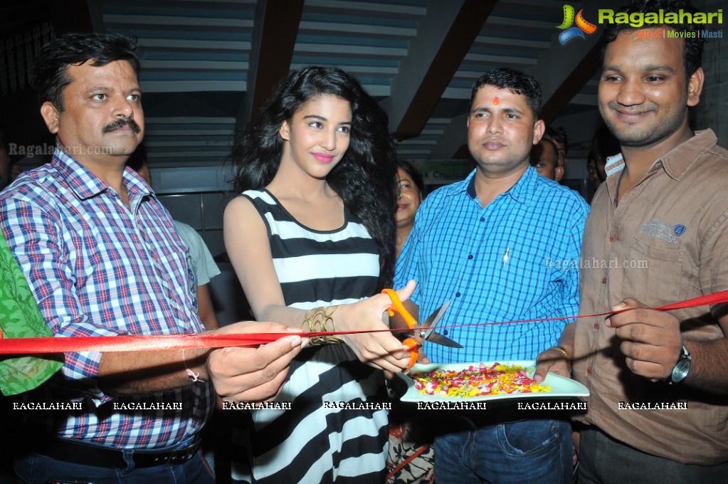 Daksha Nagarkar inaugurates Dazzling Fashion Expo 2014