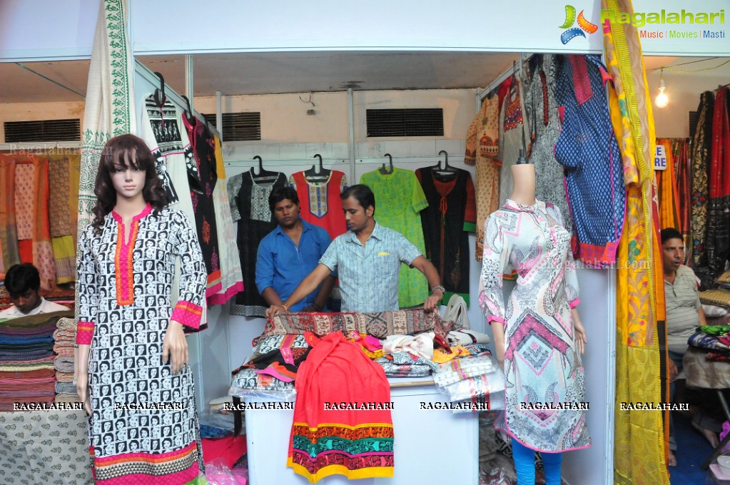 Daksha Nagarkar inaugurates Dazzling Fashion Expo 2014