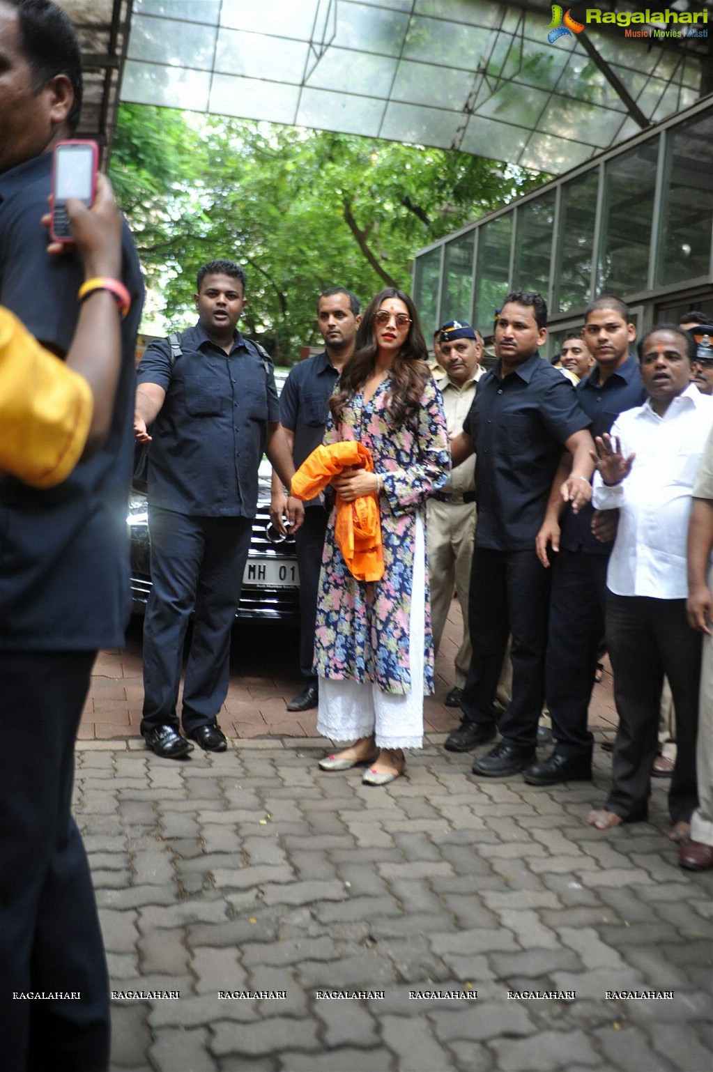 Deepika Padukone visits Siddhivinayak Temple in Mumbai