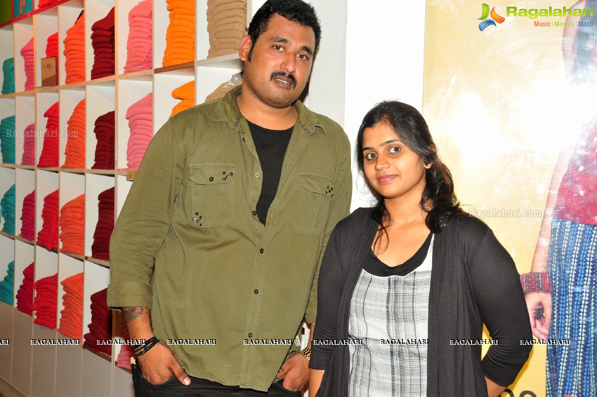 Madhu Shalini unveils fbb Festive Collection 2014 at Ameerpet Big Bazaar