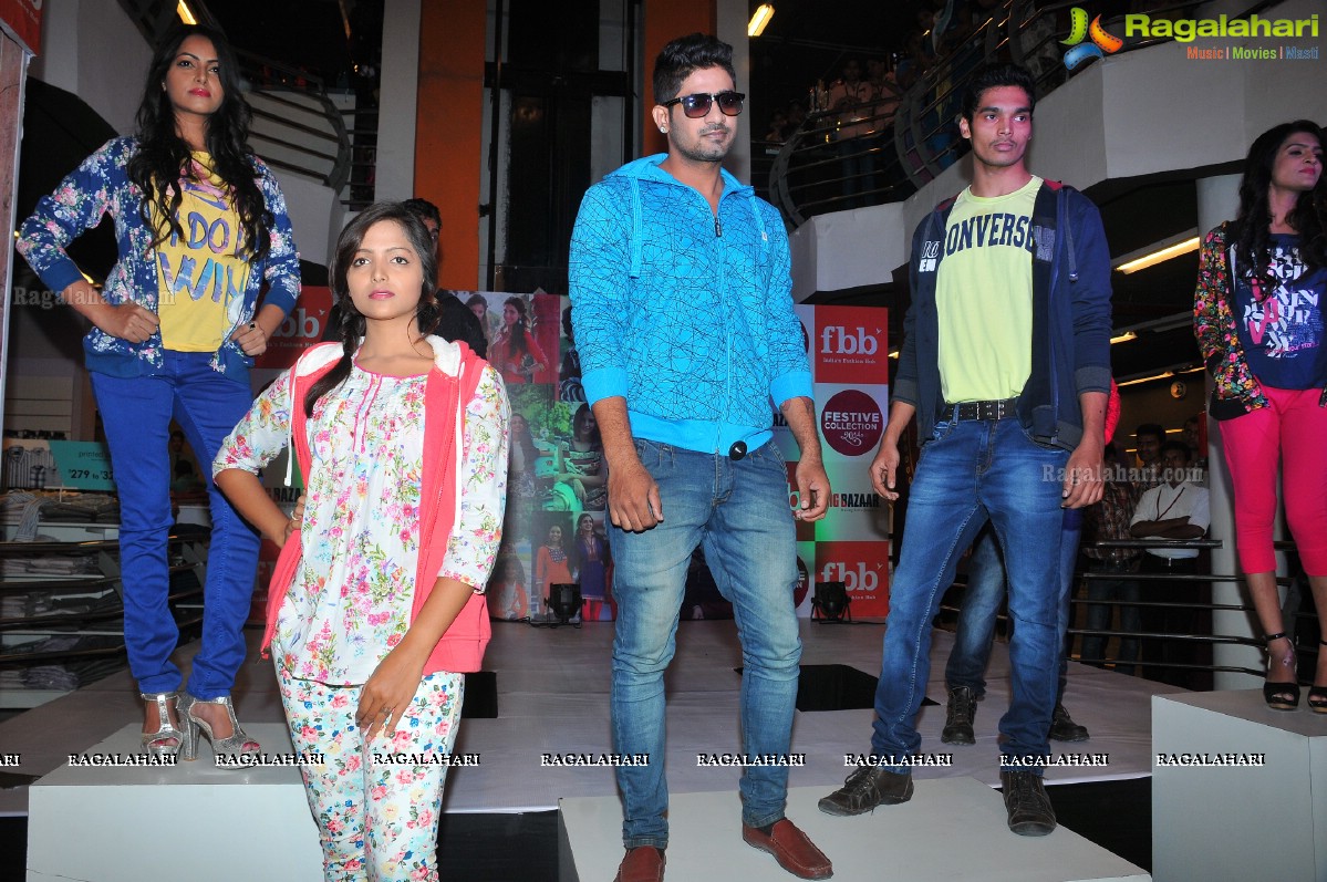 Madhu Shalini unveils fbb Festive Collection 2014 at Ameerpet Big Bazaar