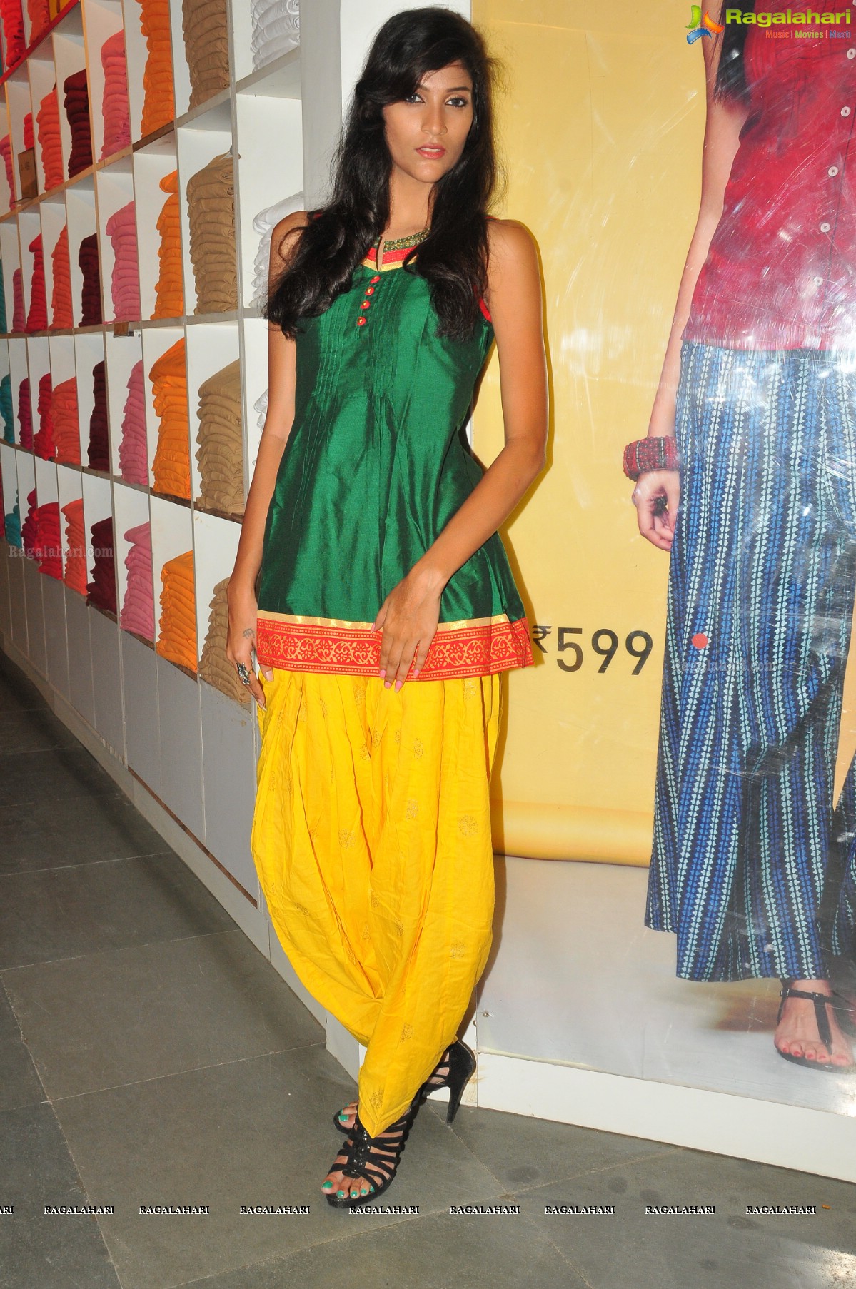 Madhu Shalini unveils fbb Festive Collection 2014 at Ameerpet Big Bazaar