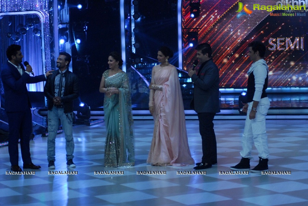 Madhuri Dixit, Deepika Padukone and Arjun Kapoor on JDJ 7 sets