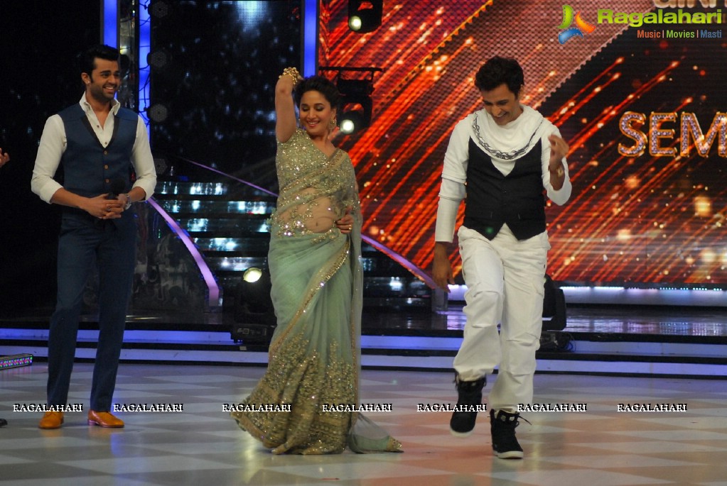Madhuri Dixit, Deepika Padukone and Arjun Kapoor on JDJ 7 sets