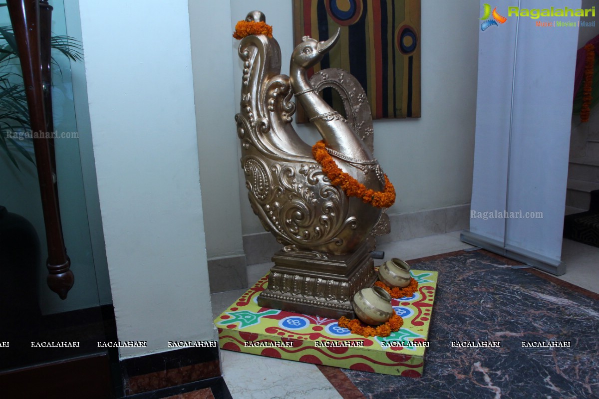 Nawaz Singhania inaugurates Khwaaish Exhibition (Sept. 2014)