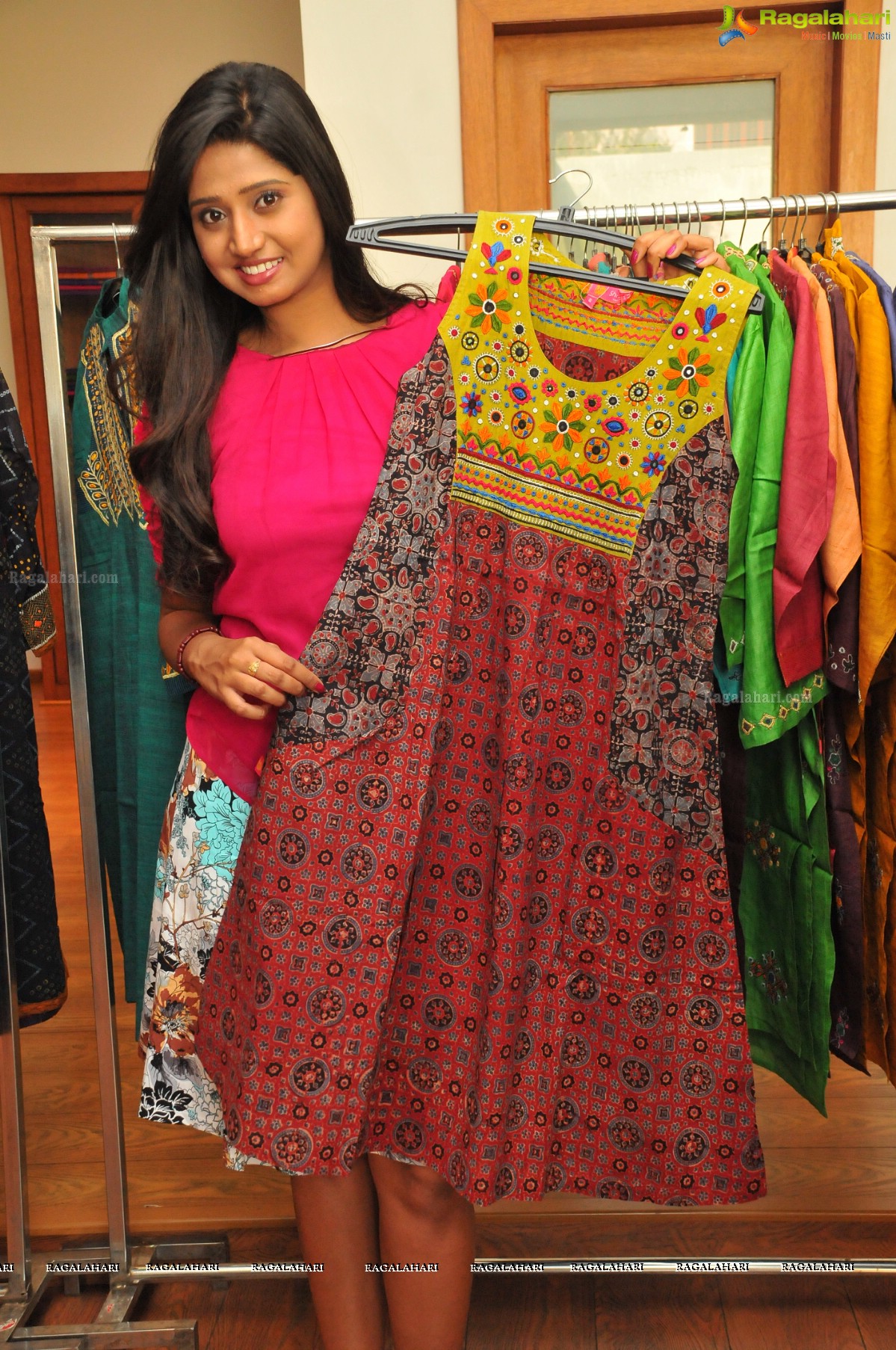 Shalini launches Shrujan Hand Embroidery Exclusive Expo
