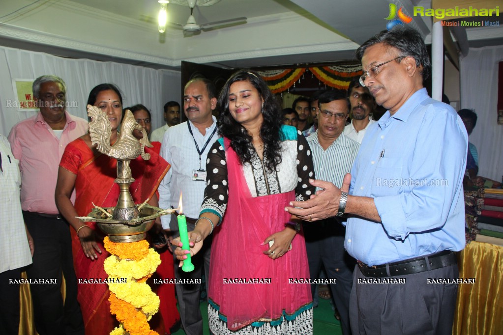 Mahathi inaugurates Lepakshi Crafts Festival in Hyderabad