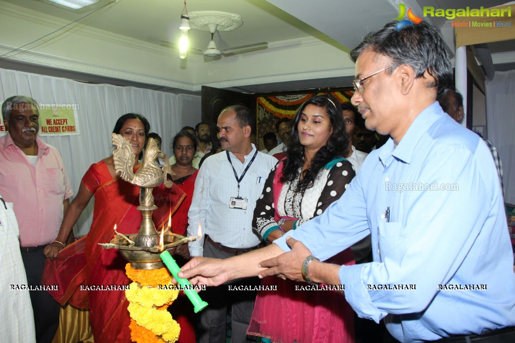 Mahathi inaugurates Lepakshi Crafts Festival in Hyderabad