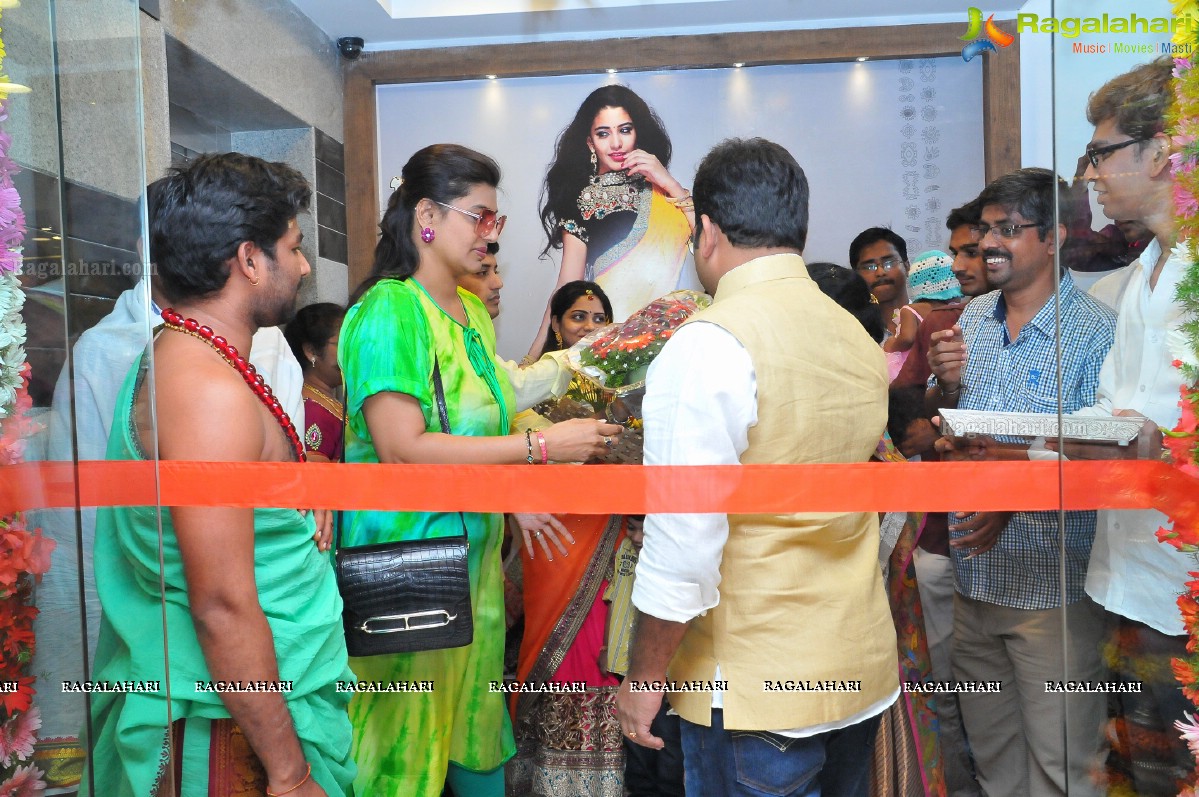 Pinky Reddy inaugurates Weavers India Stores, Hyderabad