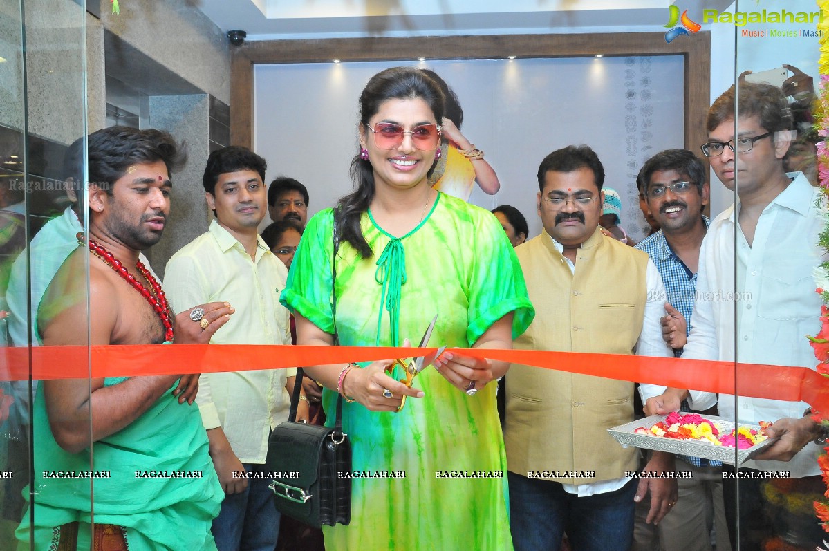 Pinky Reddy inaugurates Weavers India Stores, Hyderabad