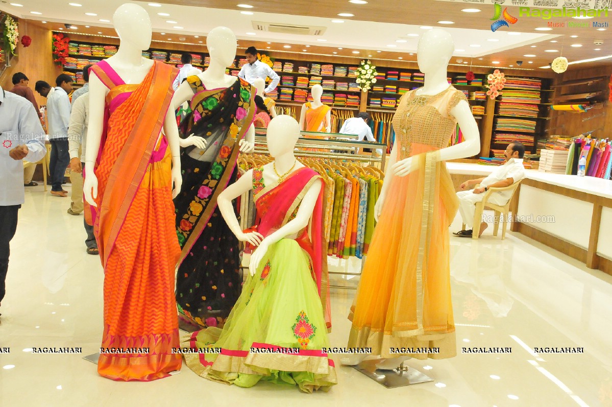 Pinky Reddy inaugurates Weavers India Stores, Hyderabad