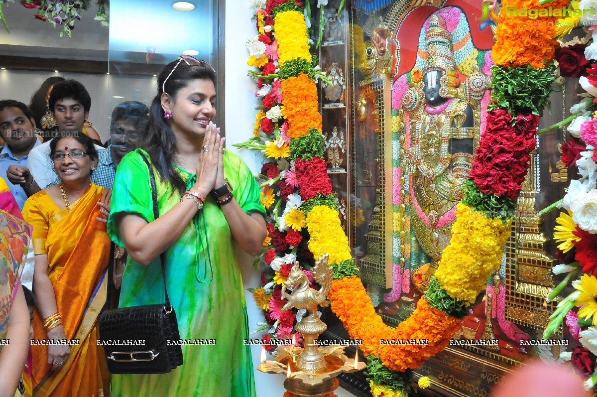 Pinky Reddy inaugurates Weavers India Stores, Hyderabad