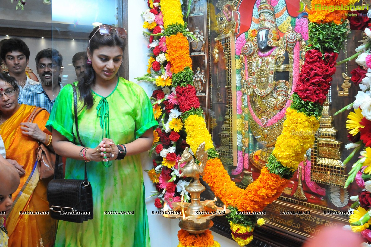 Pinky Reddy inaugurates Weavers India Stores, Hyderabad