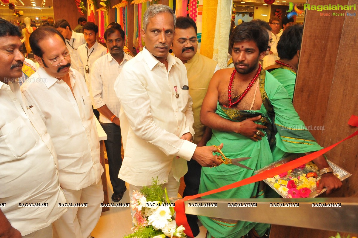 Pinky Reddy inaugurates Weavers India Stores, Hyderabad