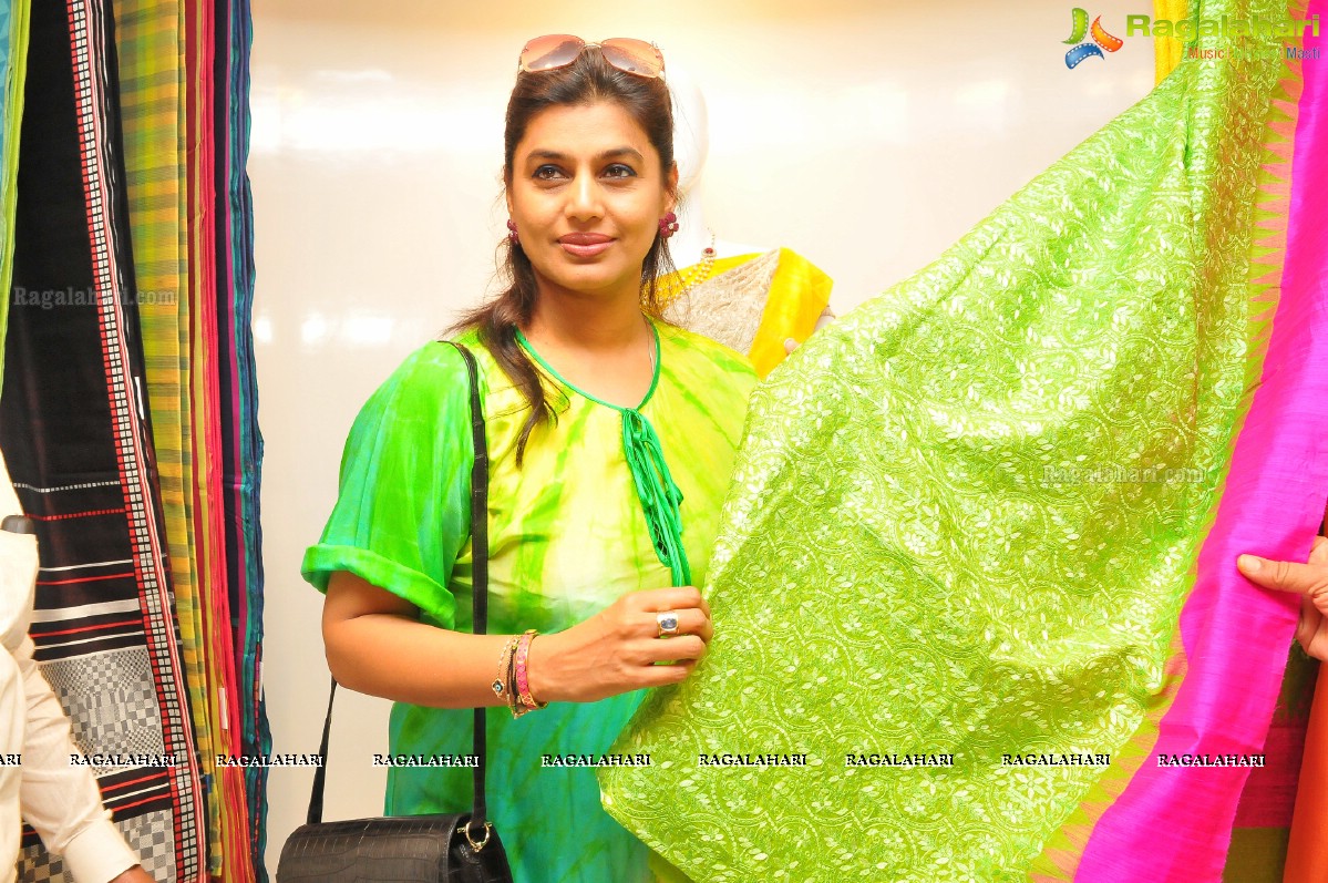 Pinky Reddy inaugurates Weavers India Stores, Hyderabad