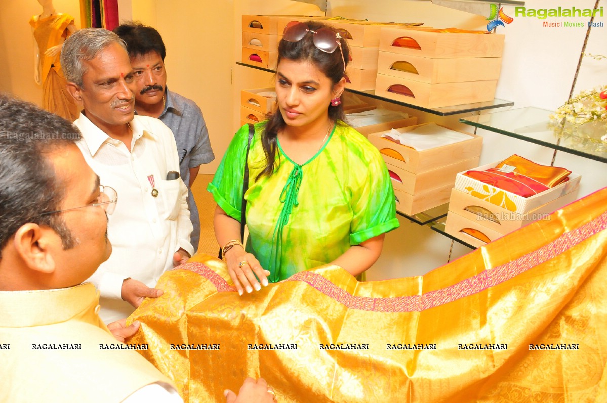 Pinky Reddy inaugurates Weavers India Stores, Hyderabad