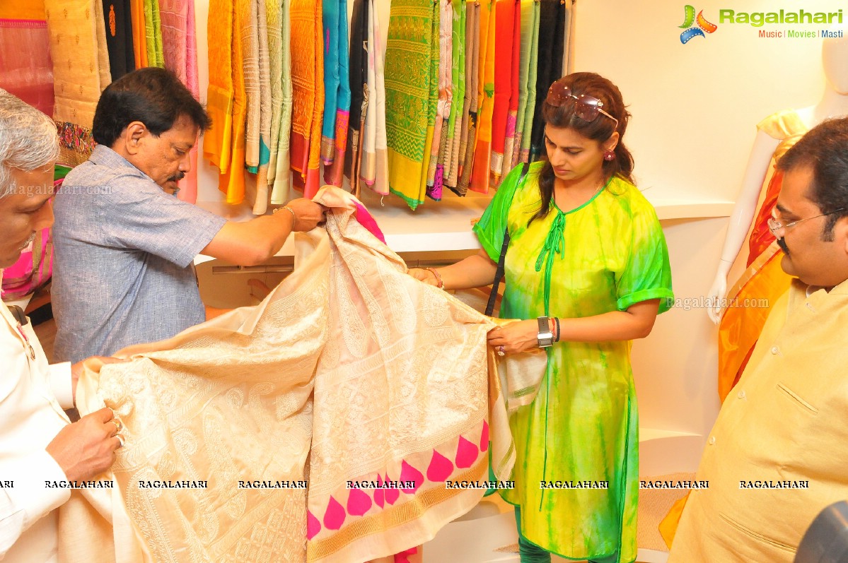 Pinky Reddy inaugurates Weavers India Stores, Hyderabad