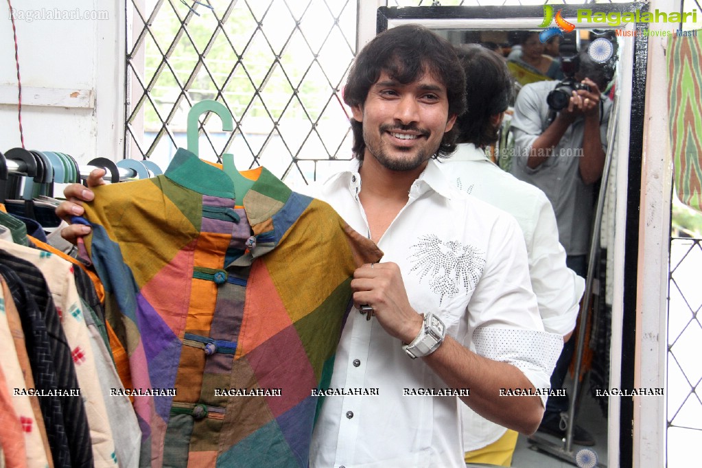 Sri Nilayam Movie Team inaugurated Pochampally IKAT Art Mela (Sept. 2014)