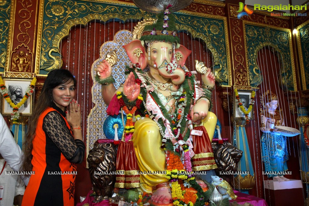 Poonam Pandey Visits Andheri Cha Raja Ganesh Pandal