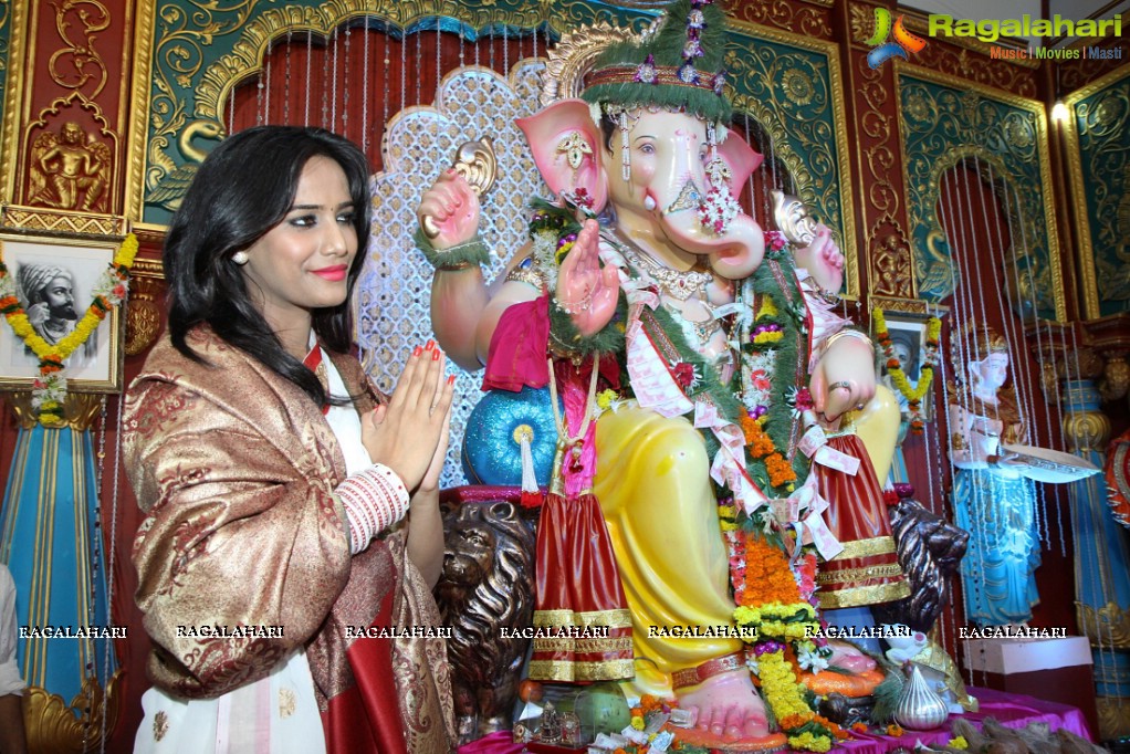 Poonam Pandey Visits Andheri Cha Raja Ganesh Pandal